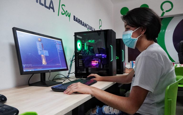 Joven frente a un computador portatiil