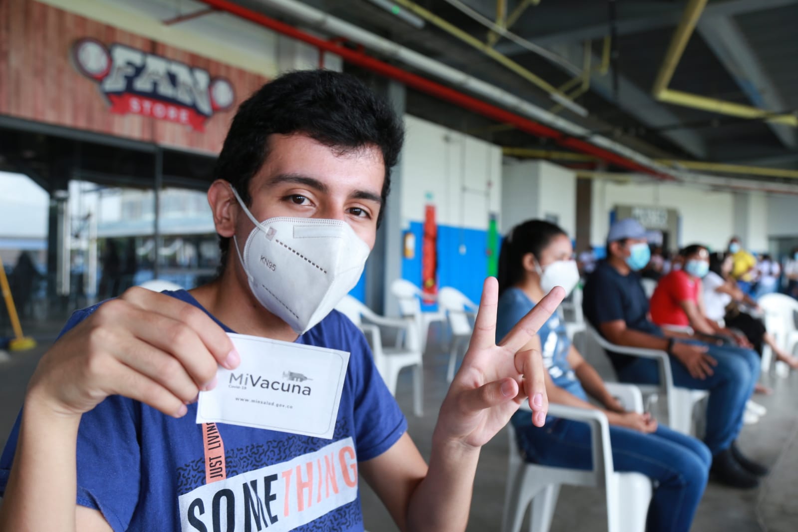 Joven mostrando certificado de vacunación.