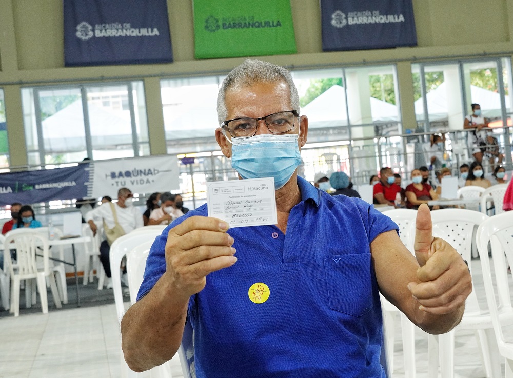 Ciudadano mostrando certificado de vacunación.