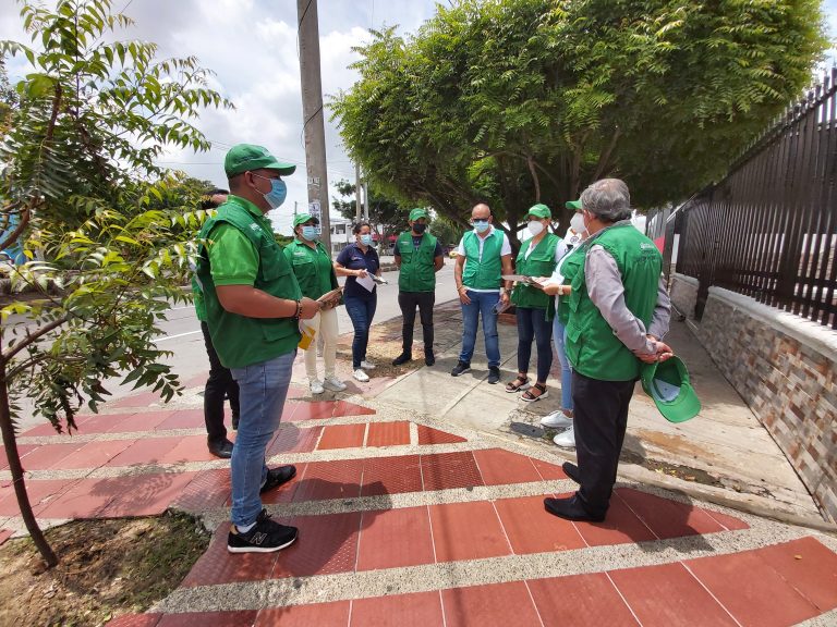 Funcionarios reunidos recibiendo instrucciones