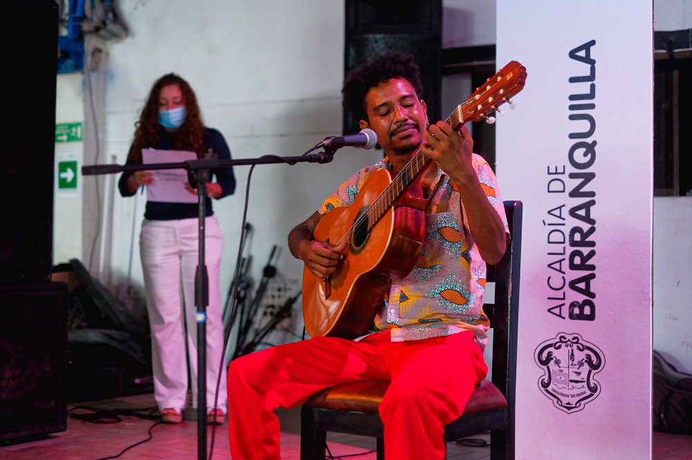 Artista tocando la guitarra.