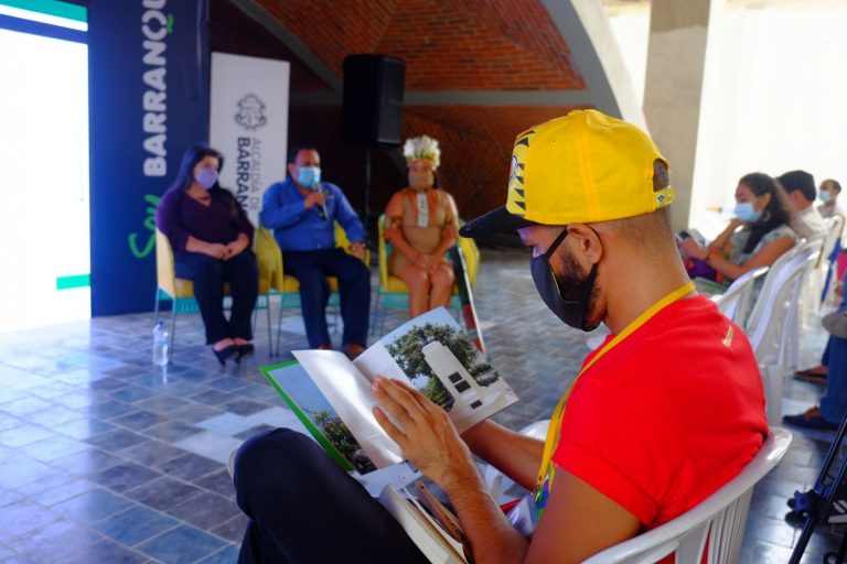 Joven leyendo libro en evento