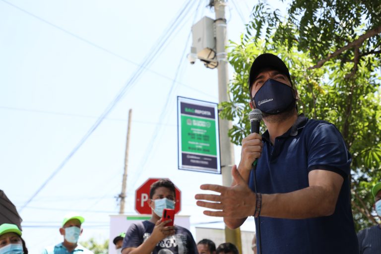 Alcalde Pumarejo dirigiéndose a la comunidad en la calle.