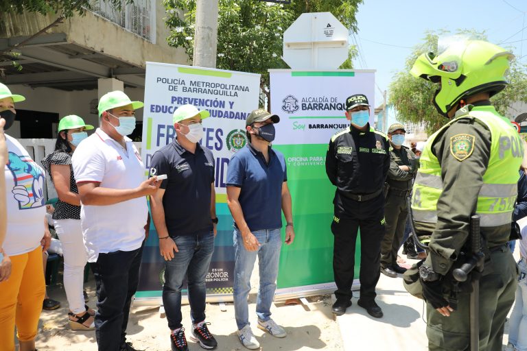 Alcalde Pumarejo y funcionarios dialogando con policía motorizado.