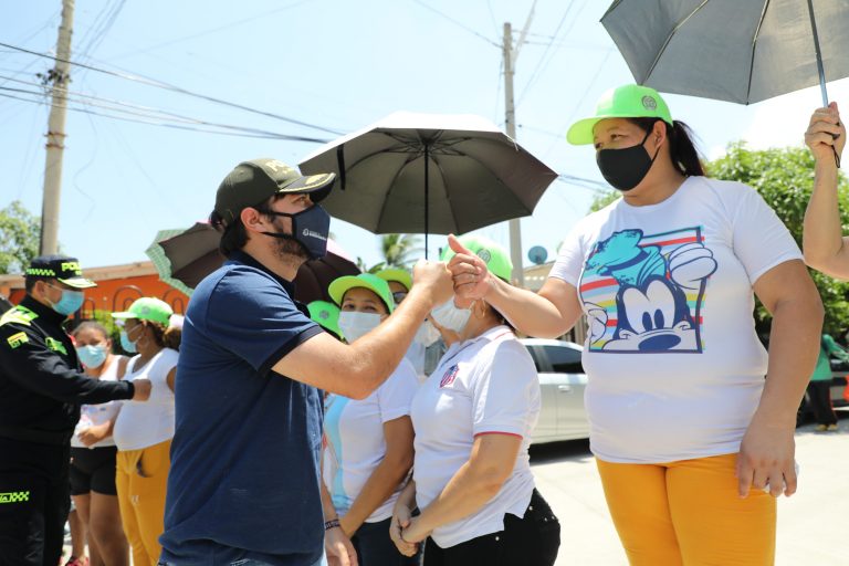 Alcalde Pumarejo saludando de puño a una ciudadana.