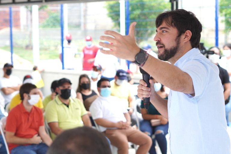 Alcalde Pumarejo dirigiéndose a público en evento