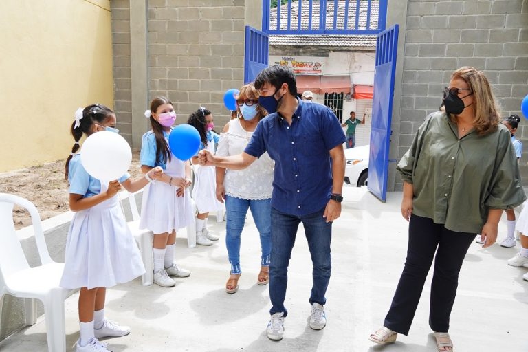 alcalde Jaime Pumarejo saludando estudiantes en colegio.