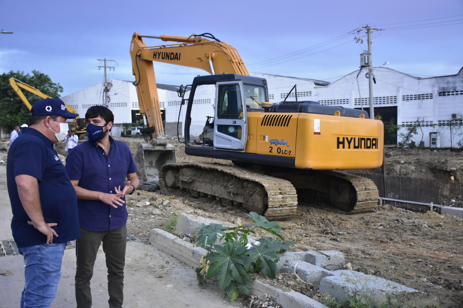 alcalde Jaime Pumarejo Heins y el gerente de la Agencia Distrital de Infraestructura, Alberto Salah, inspeccionado obras