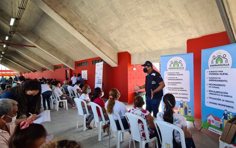 Ciudadanos en Feria en el estadio Moderno. 