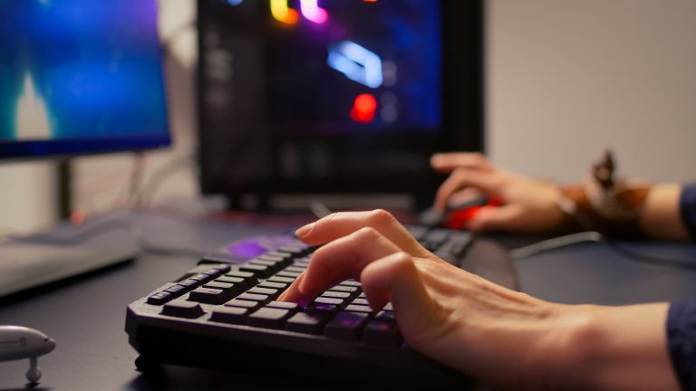 Manos digitando en teclado de computador