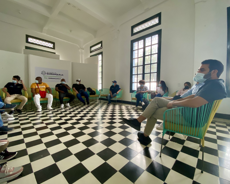 David Montero, director de la Oficina de Cultura Ciudadana, reunido con los voluntarios.