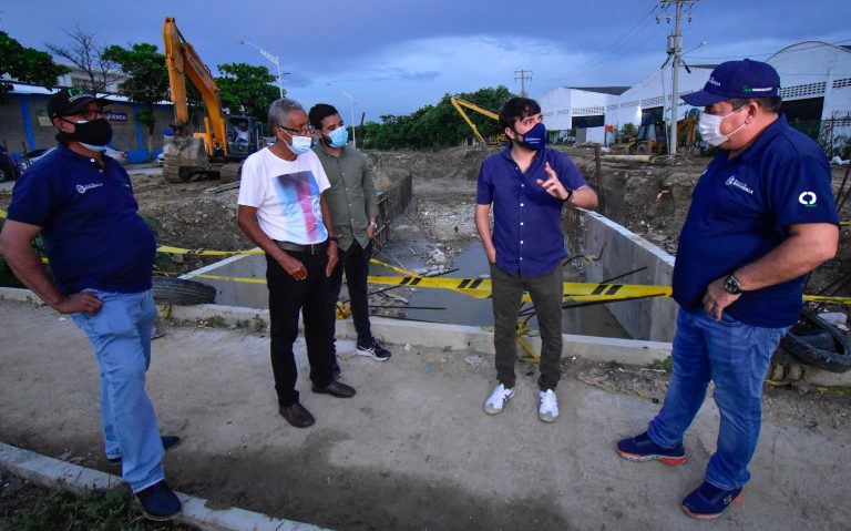 Alcalde Jaime Pumarejo y el gerente de la Agencia Distrital de Infraestructura, Alberto Salah, inspeccionando obras.