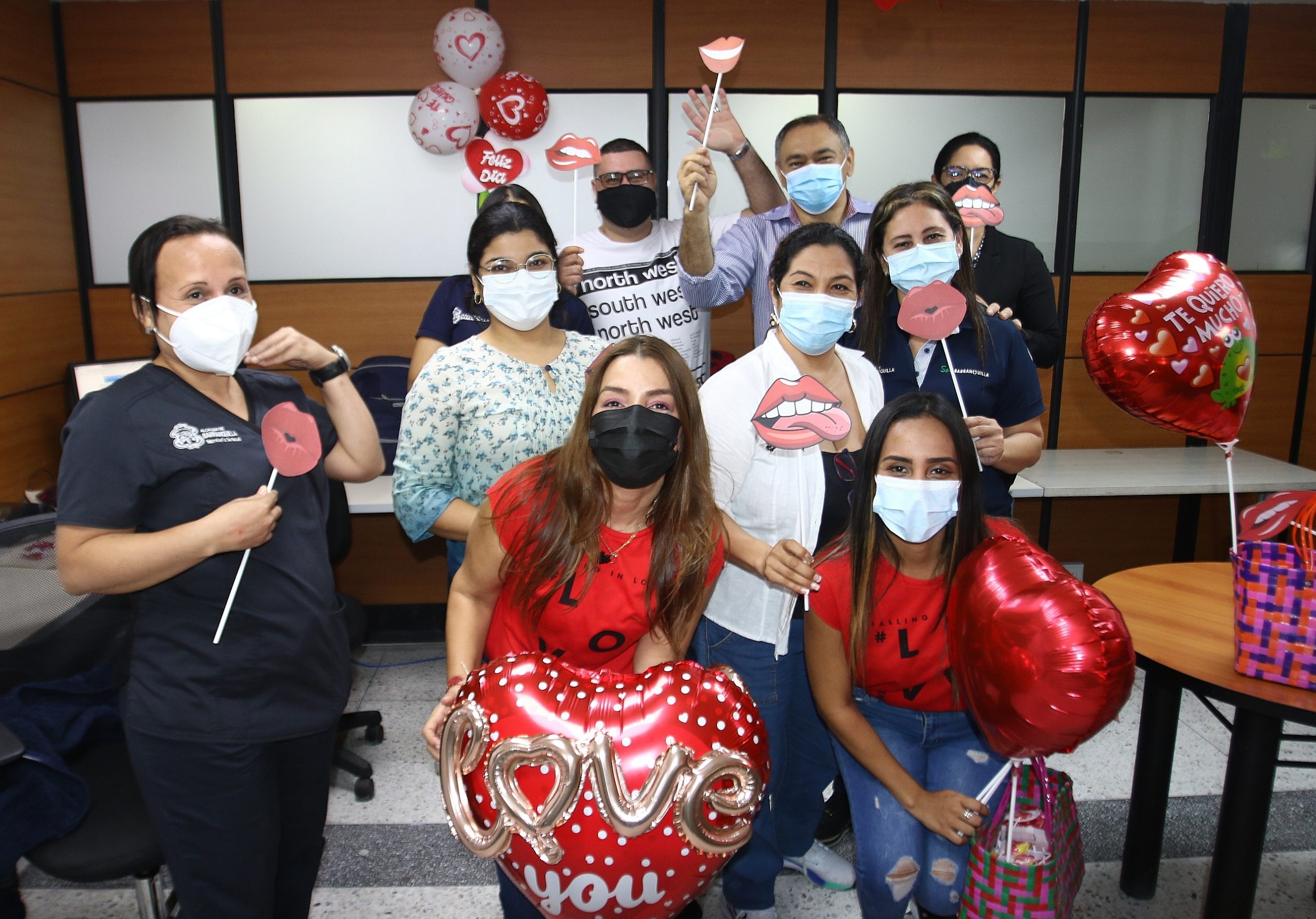 Funcionarios celebrando día del amor y la amistad.