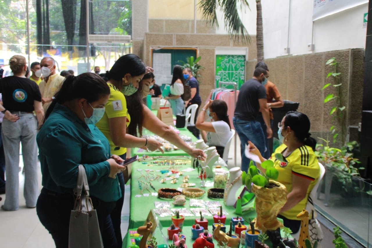 Feria de Funcionarios Emprendedores en el primer piso de Paseo Bolívar.