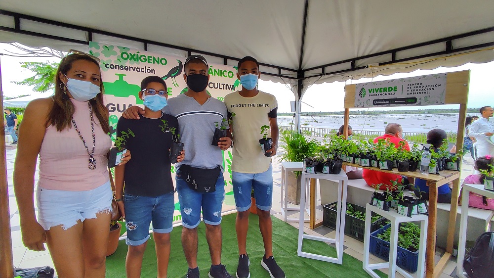 Jóvenes asistentes a la feria Ambiental Vivamos Verde