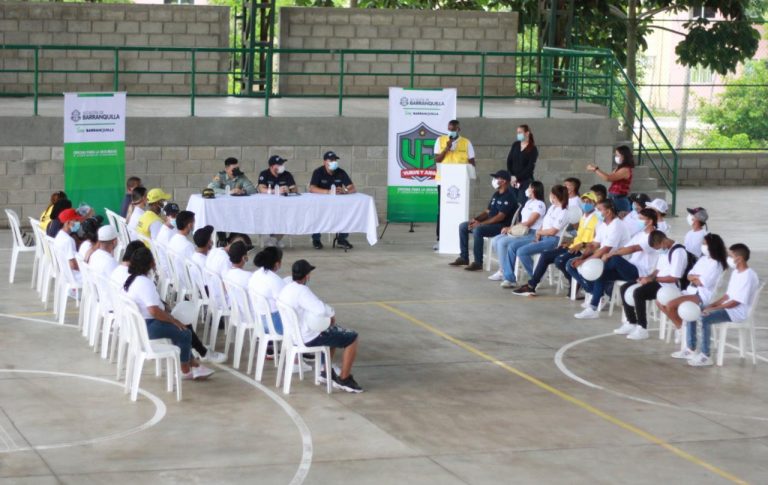 El jefe de la Oficina para la Seguridad y Convivencia Ciudadana en cancha con jóvenes.