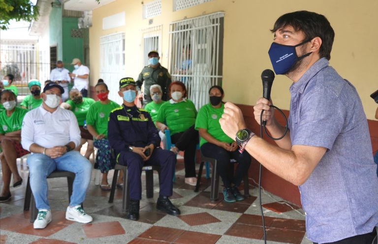 Alcalde Pumarejo hablando con la comunidad