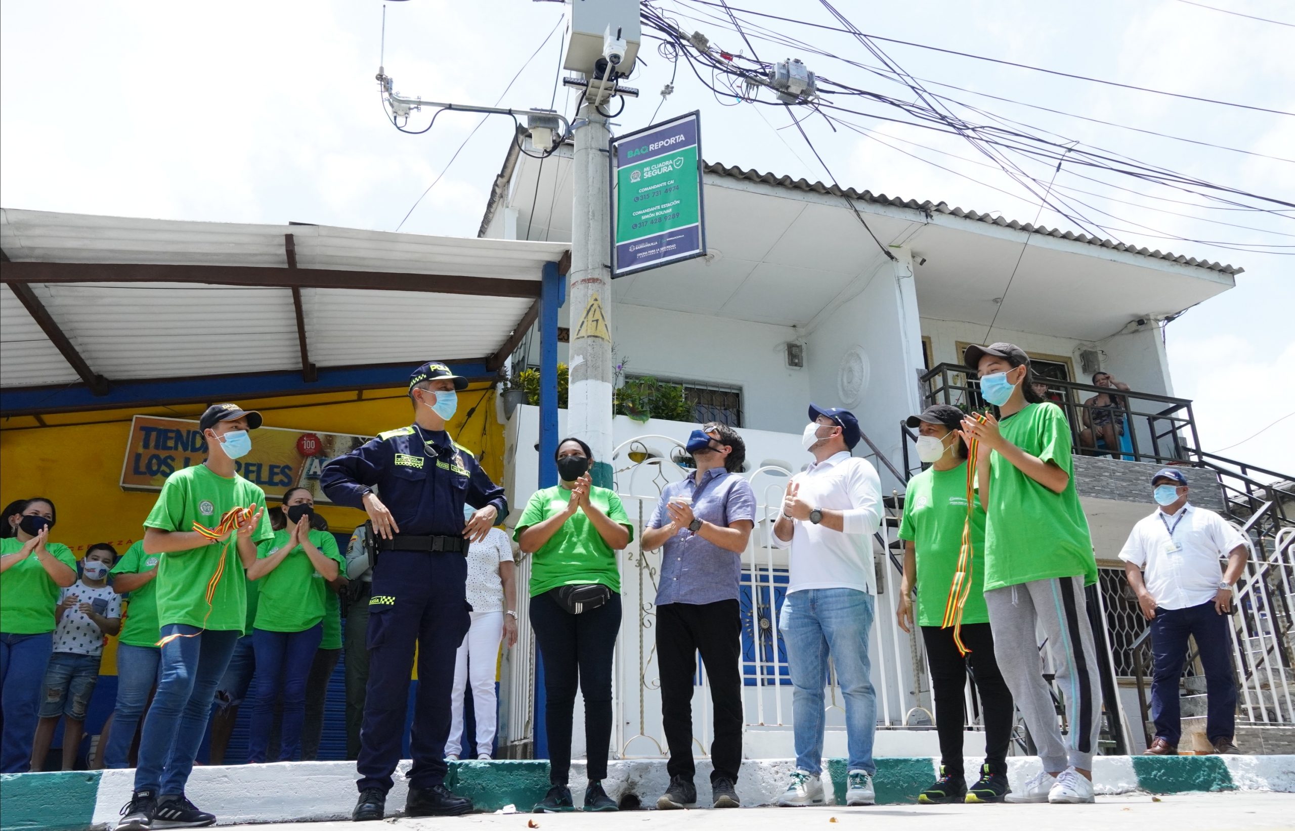 Alcalde Pumarejo, funcionarios y policía en actividad barrial.