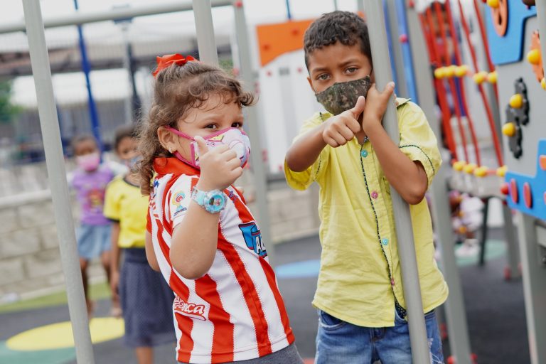 Niños en zona infantil.