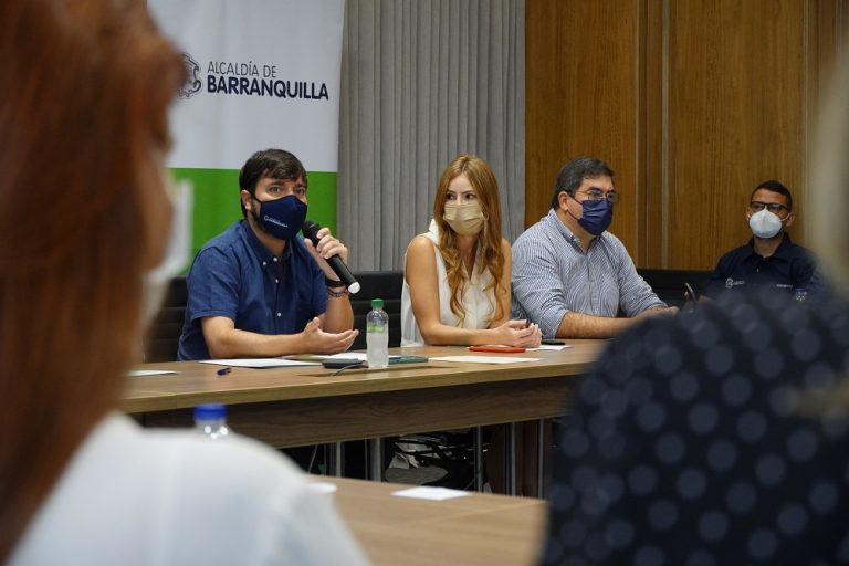 alcalde de Barranquilla, Jaime Pumarejo Heins y Silvana Puello en reunión 