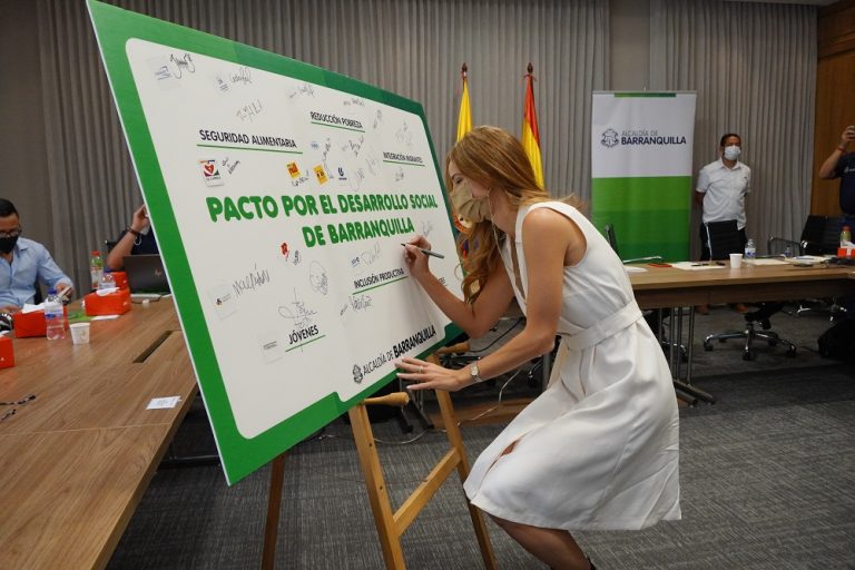 Silvana Puello Visbal, firmando pacto por desarrollo social 