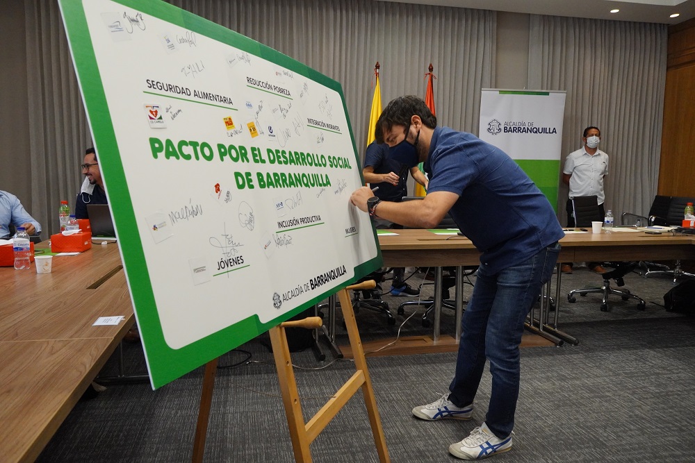 Alcalde Pumarejo, firmando pacto por desarrollo social