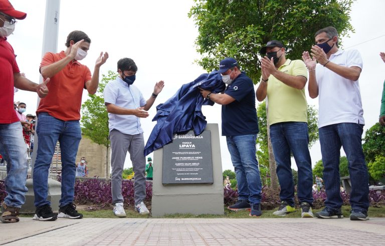 Alcalde Jaime Pumarejo, junto al gerente ADI Alberto Salah, develando placa