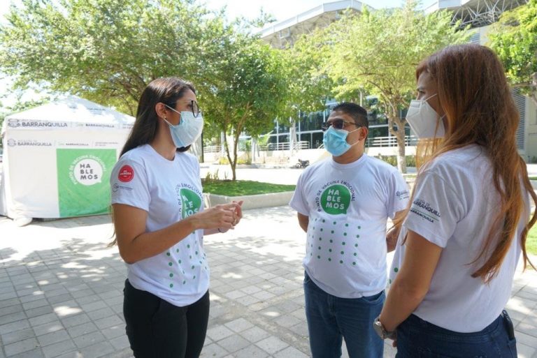 Funcionarios de la Secretaría de Salud en punto de vacunación emocional.