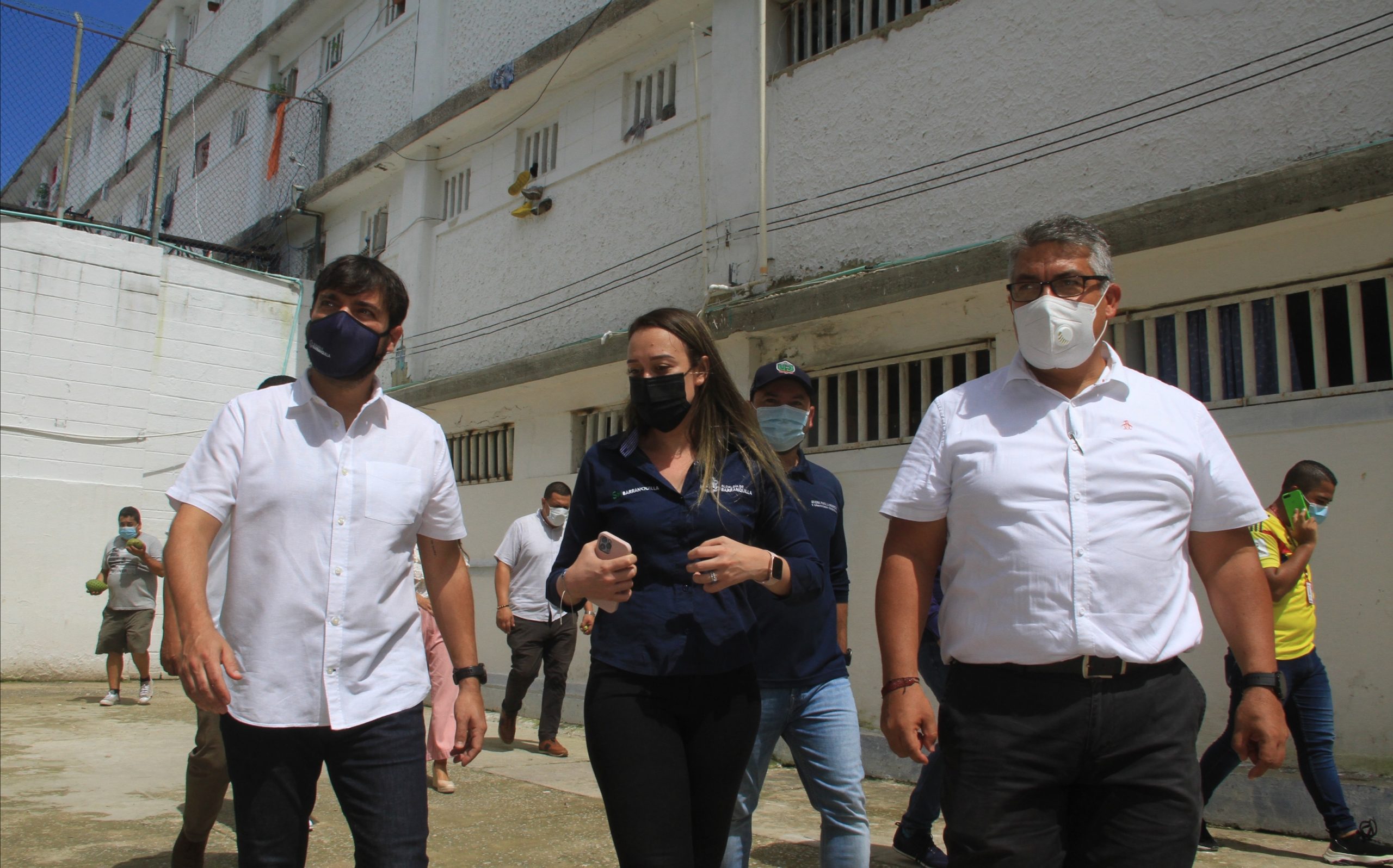 Alcalde Pumarejo con la Secretaria de Gobierno y el director de la cárcel distrital.