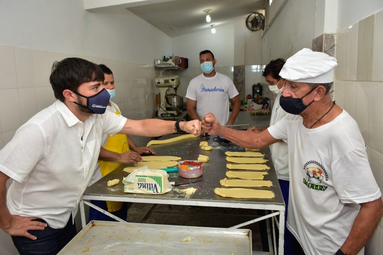 Alcalde Pumarejo saluda a interno de la cárcel distrital.