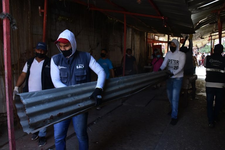 Personal de la Secretaría de Control Urbano y Espacio recuperando la calle