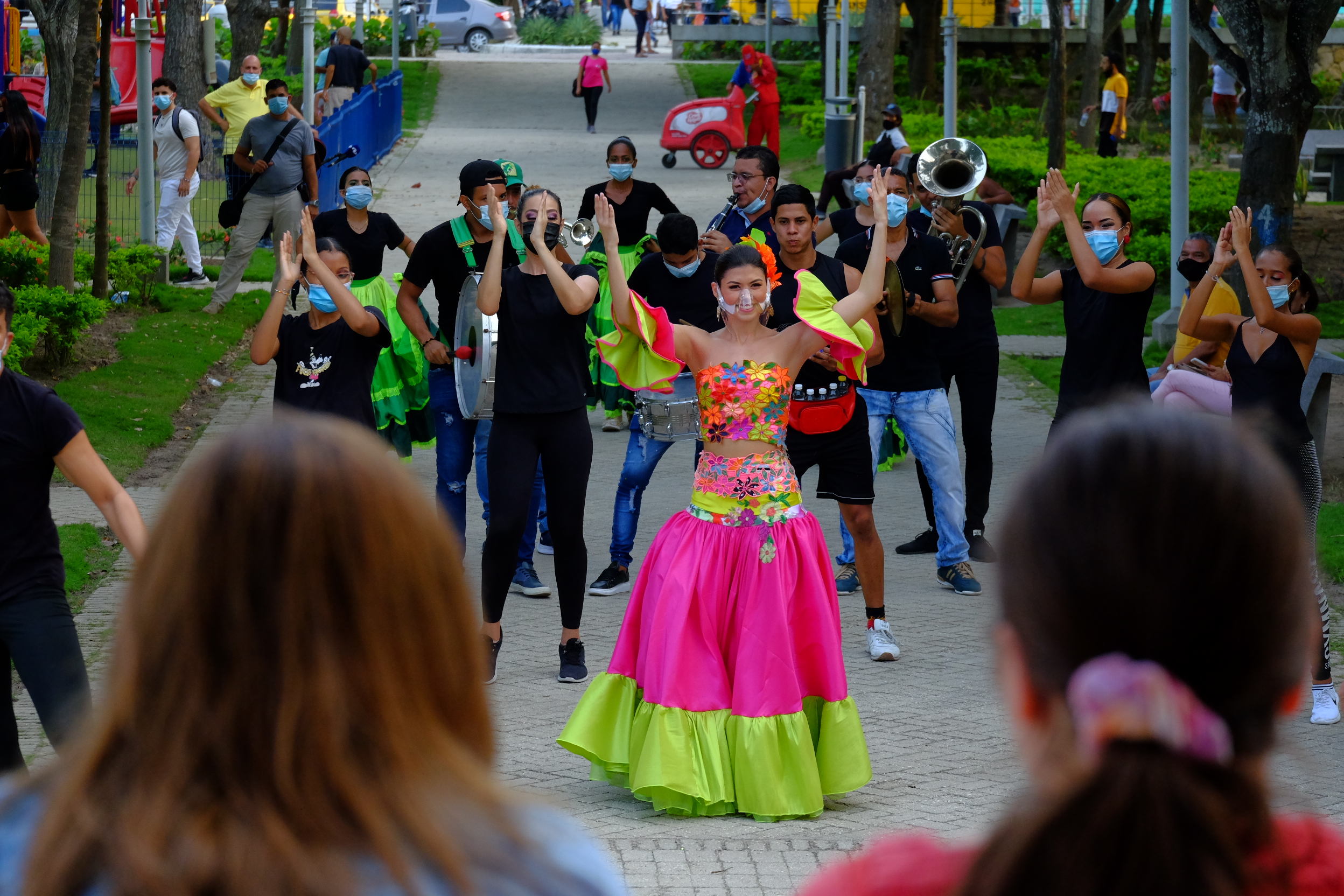 Reina del carnaval con grupo musical.