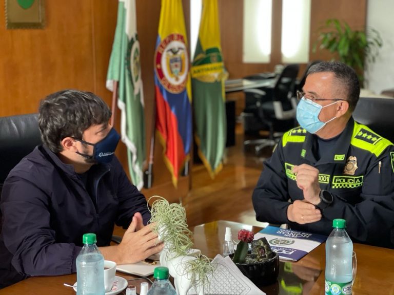 alcalde Jaime Pumarejo con el director nacional de la Policía, general Vargas