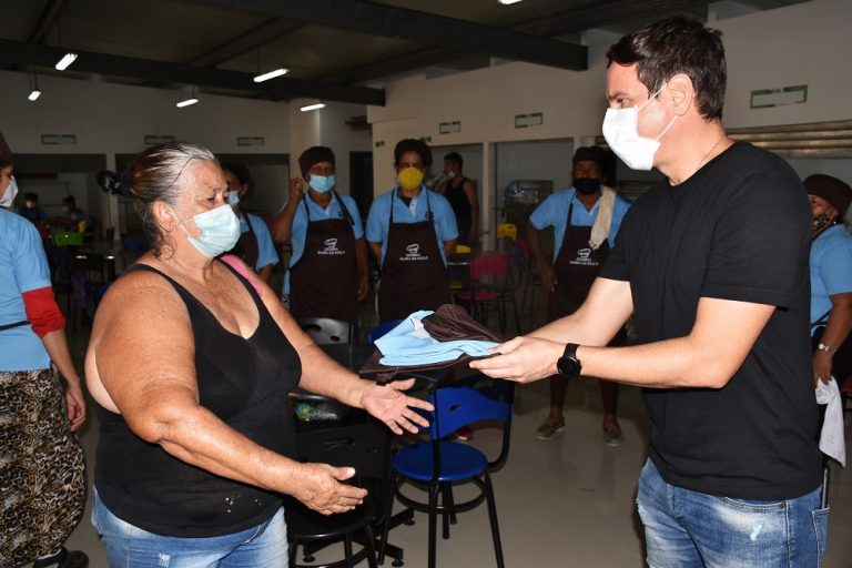 Cocineros recibiendo dotación de vestimenta.