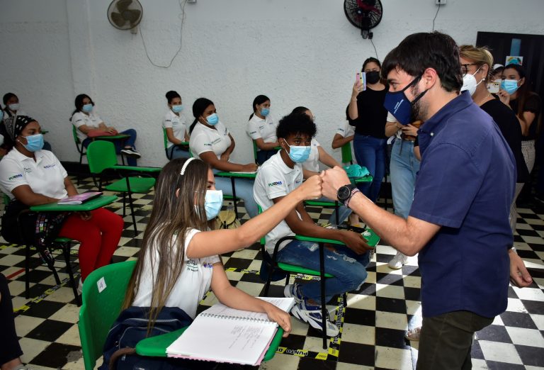 Alcalde saludando a joven beneficiaria del programa.