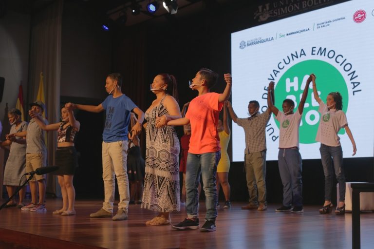 Miembros de la Fundación Hogar Reencontrarse presentando obra de teatro.