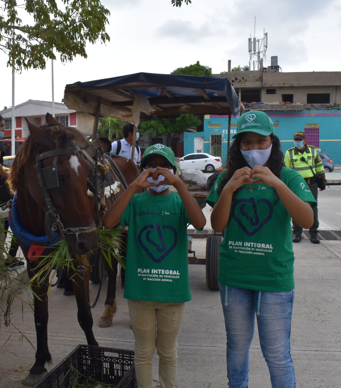 Niños al lado de vehículo de tracción animal