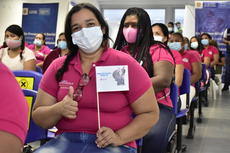 Mujeres asistente al evento del programa Familias en Acción