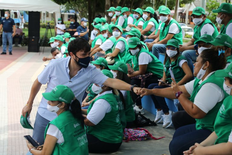 Alcalde Pumarejo saludando a ciudadanos del voluntariado ‘Soy Barranquilla’.