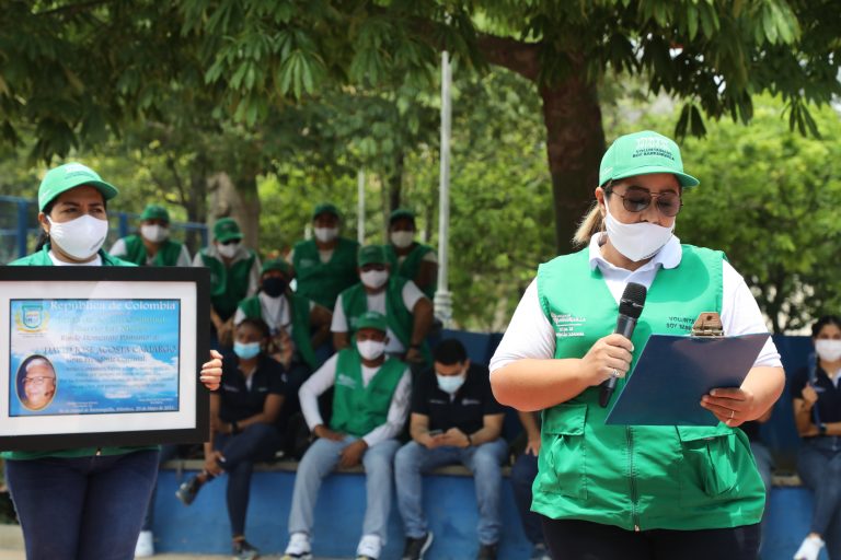 Miembros del voluntariado ‘Soy Barranquilla’, dirigiéndose al público.