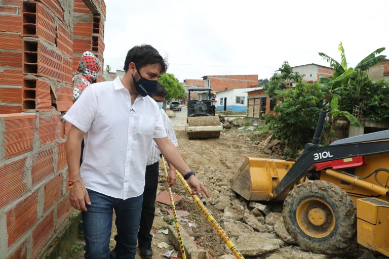 Alcalde Pumarejo inspeccionando obras.