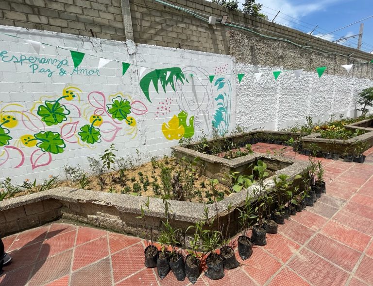 Pared pintada por internas del Buen Pastor