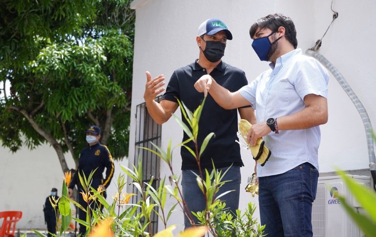 Alcalde Jaime Pumarejo dialogando con el director de Barranquilla Verde, Henry Cáceres