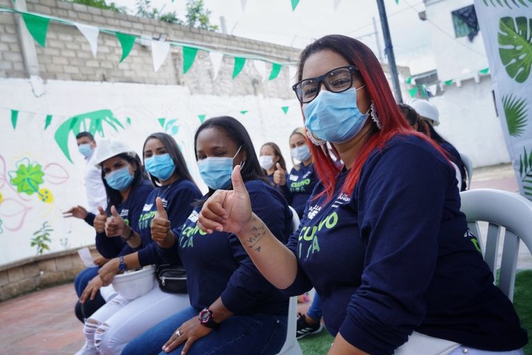 Mujeres saludando con dedo arriba.