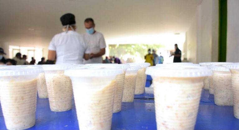 Merienda en vasos plásticos en mesa.