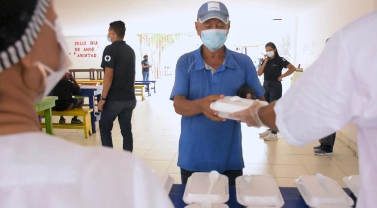 habitante de calle recibiendo alimentos