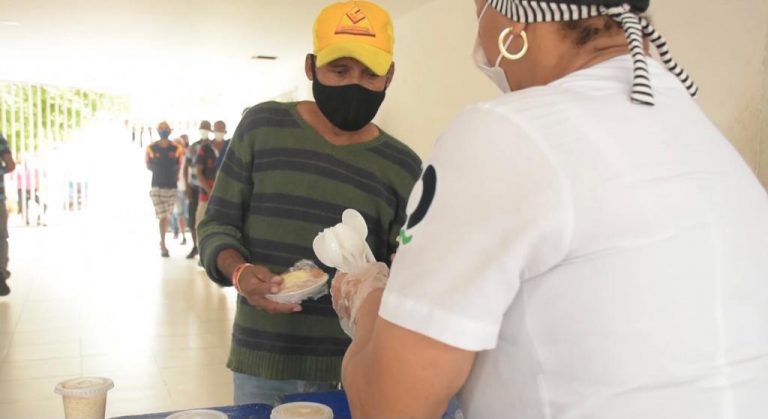 Ciudadano recibiendo alimento.