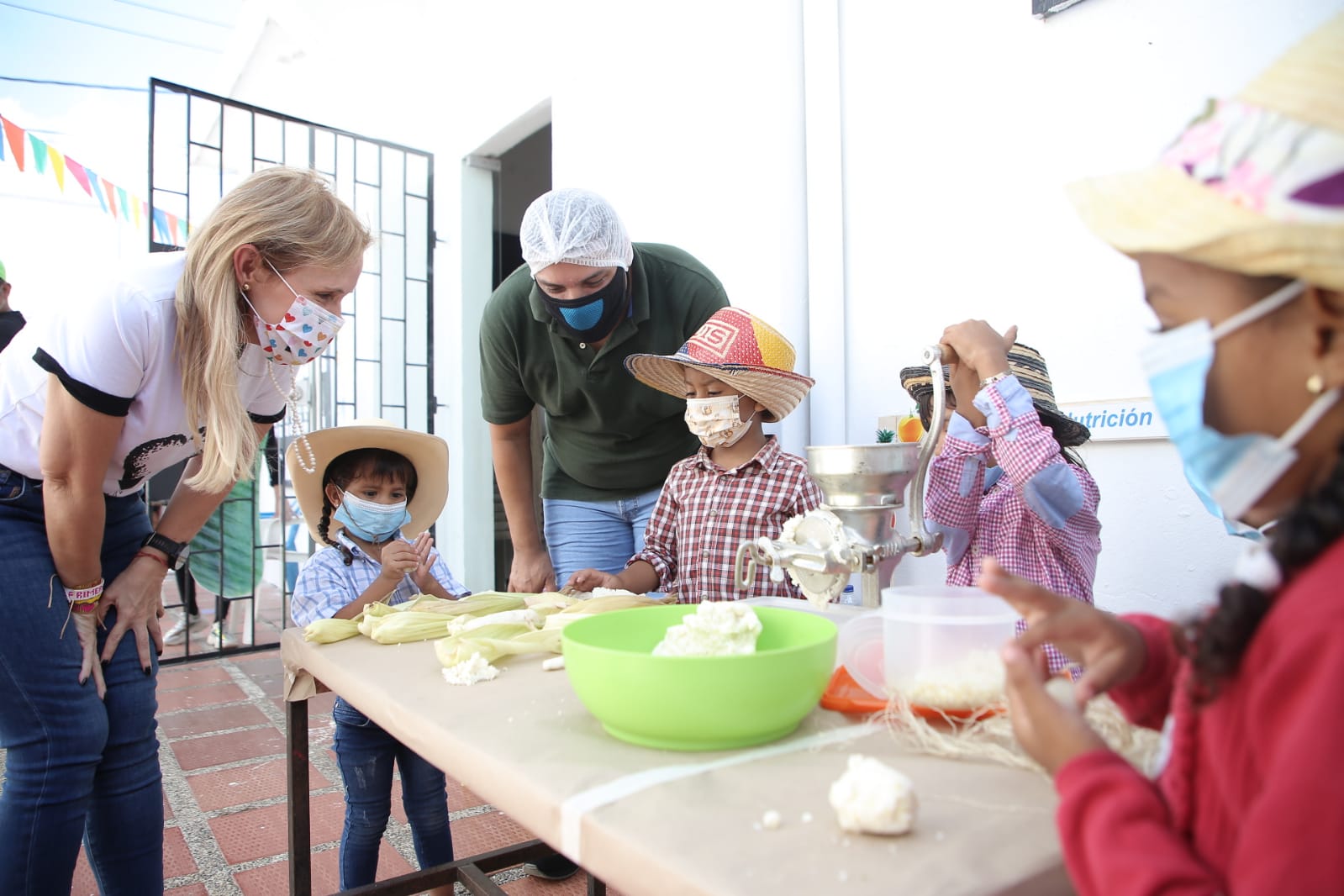 Niños preparando alimentos.