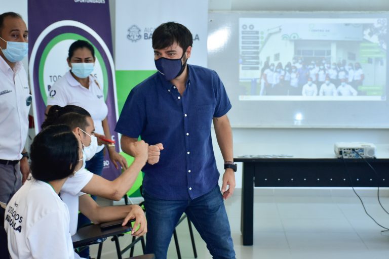 Alcalde Jaime Pumarejo saludando a usuarios en el Centro de Oportunidades.