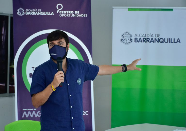 Alcalde Jaime Pumarejo hablando en el Centro de Oportunidades.